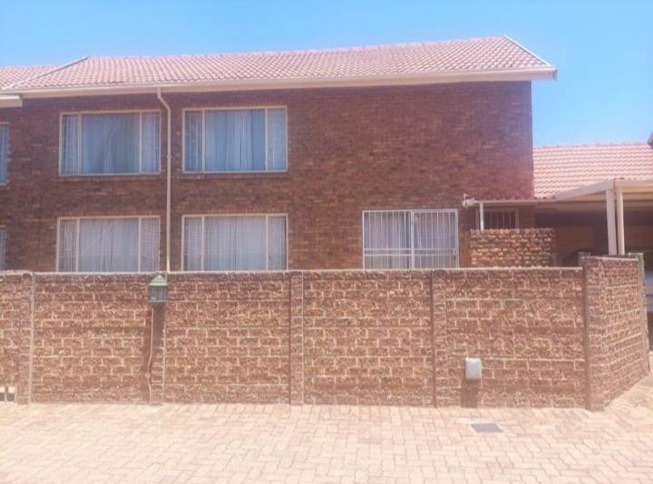 3 Bed Townhouse in Glen Marais photo number 12