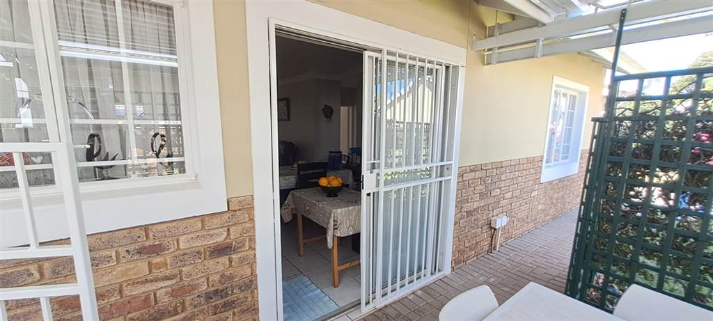 2 Bed Townhouse in Pretoria North photo number 5