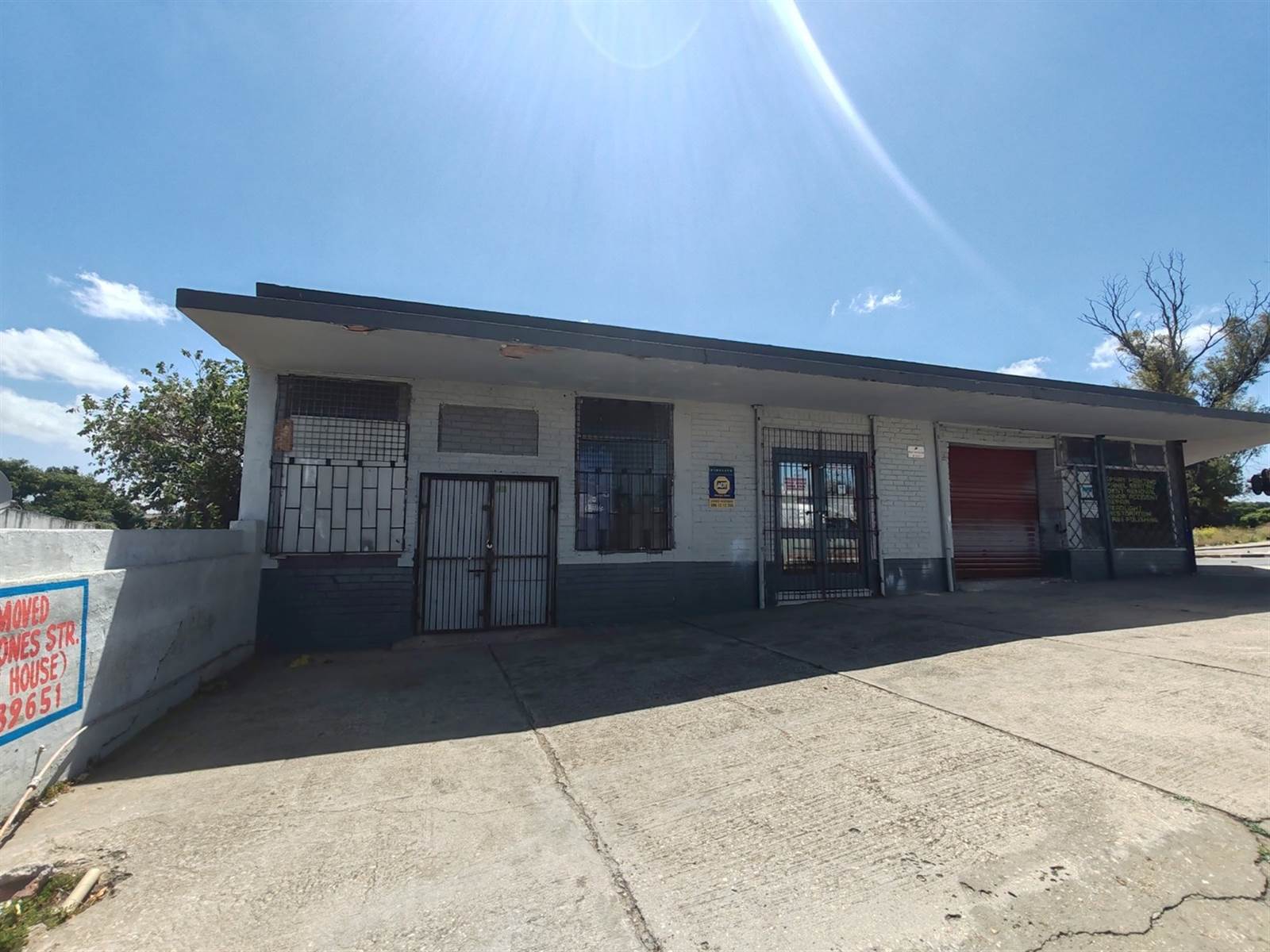 140  m² Commercial space in Uitenhage Central photo number 1