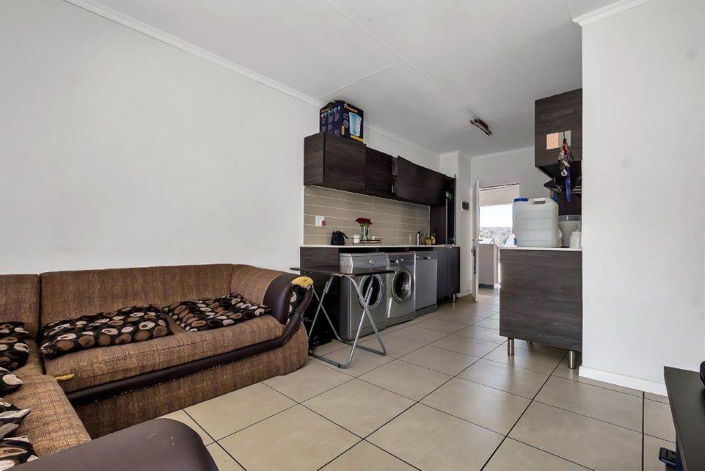 1 Bed Apartment in Olivedale photo number 2