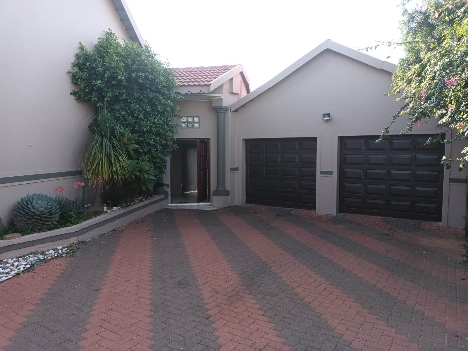 6 Bed House in Highveld Park photo number 1