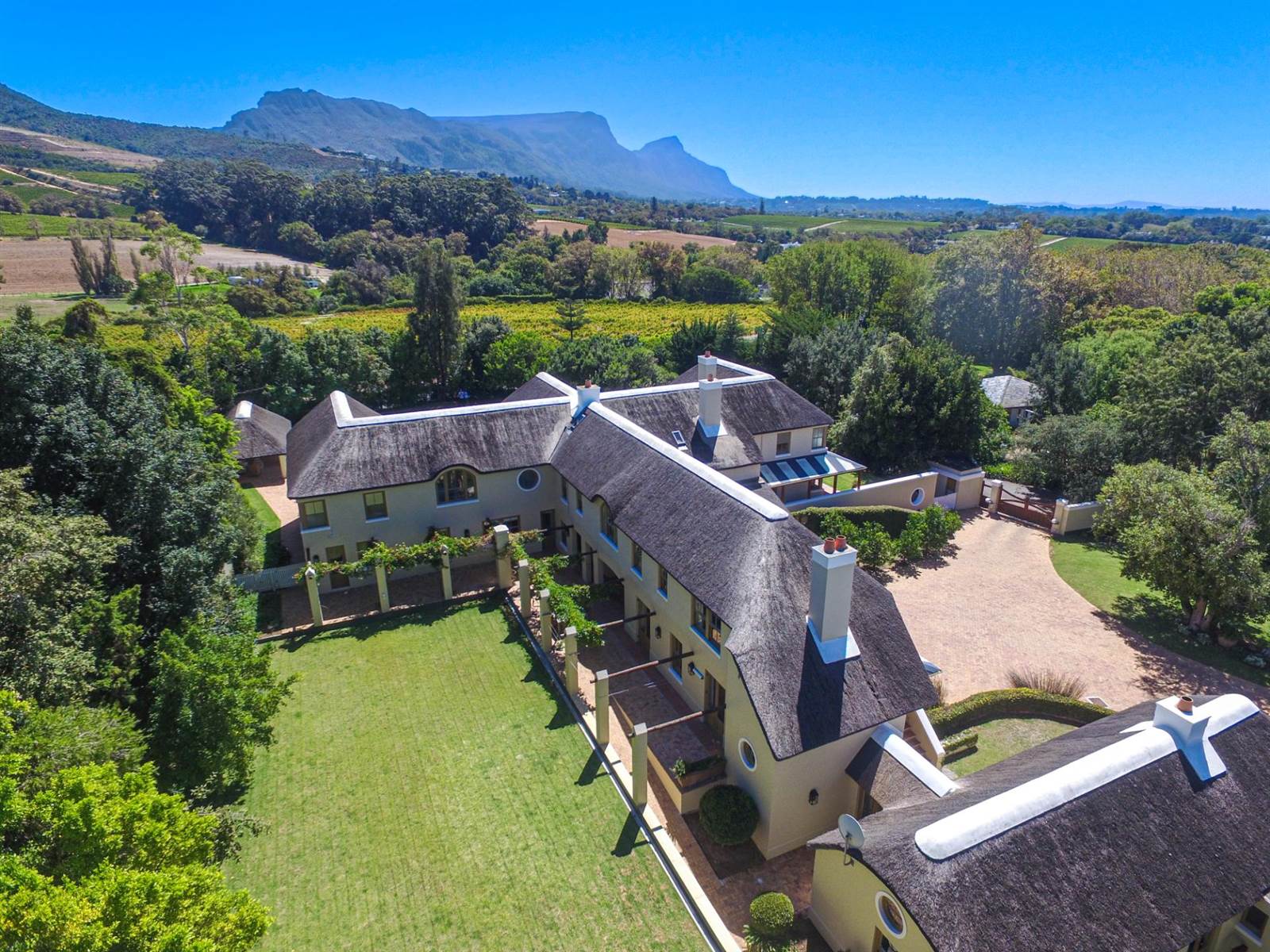 9 Bed House in Constantia photo number 1