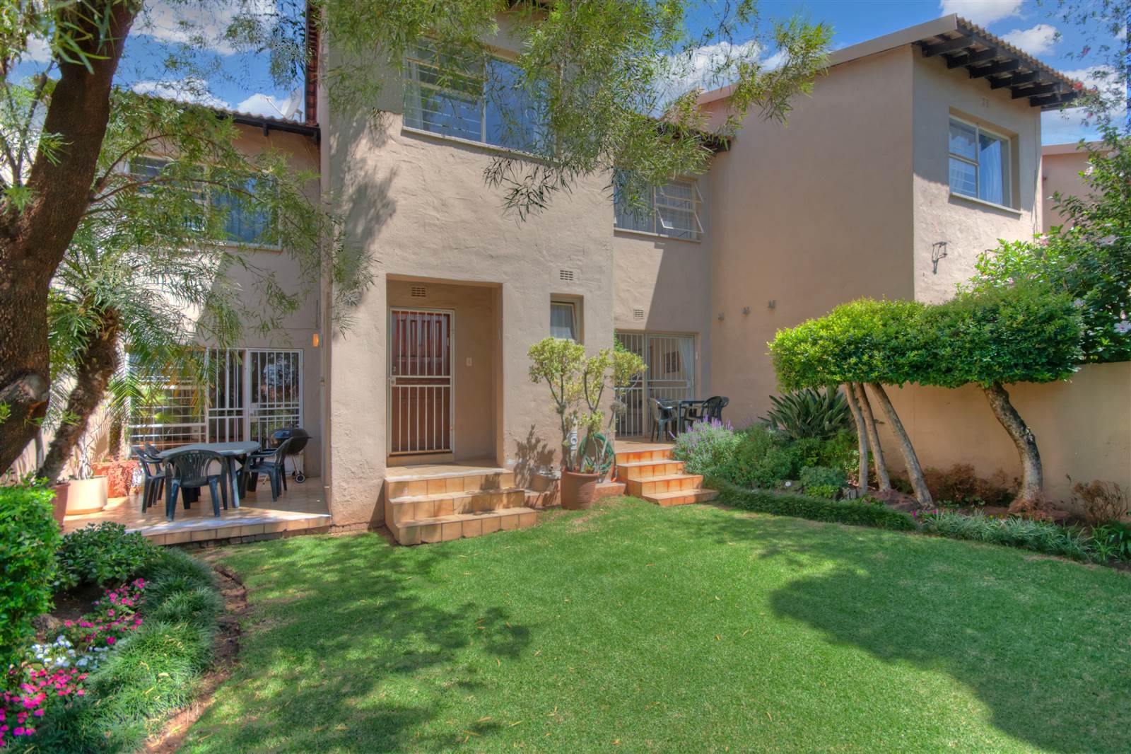 4 Bed Townhouse in Corlett Gardens photo number 2