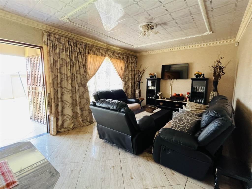 5 Bed House in Daveyton photo number 5