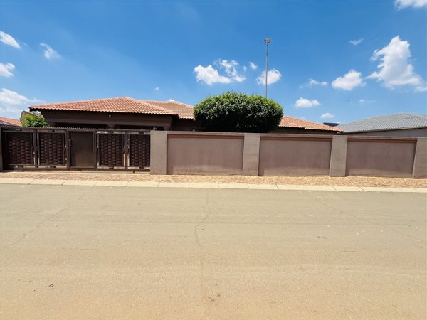 5 Bed House in Daveyton