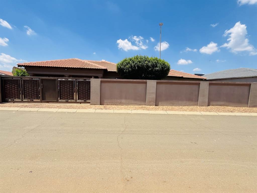 5 Bed House in Daveyton photo number 1