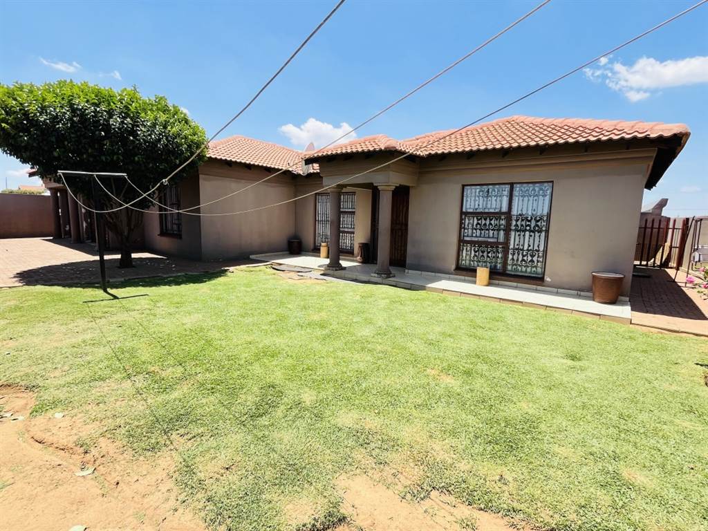 5 Bed House in Daveyton photo number 2