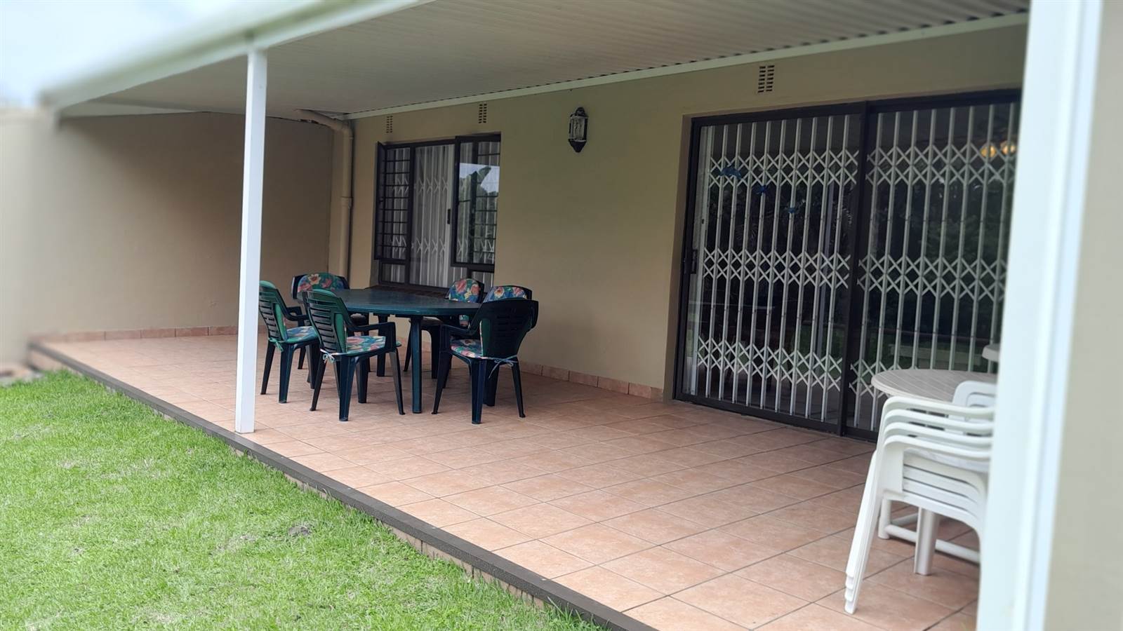 2 Bed Townhouse in Scottburgh South photo number 7