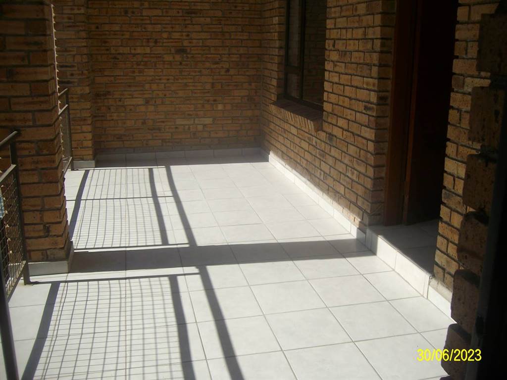 3 Bed Townhouse in Cruywagenpark photo number 10