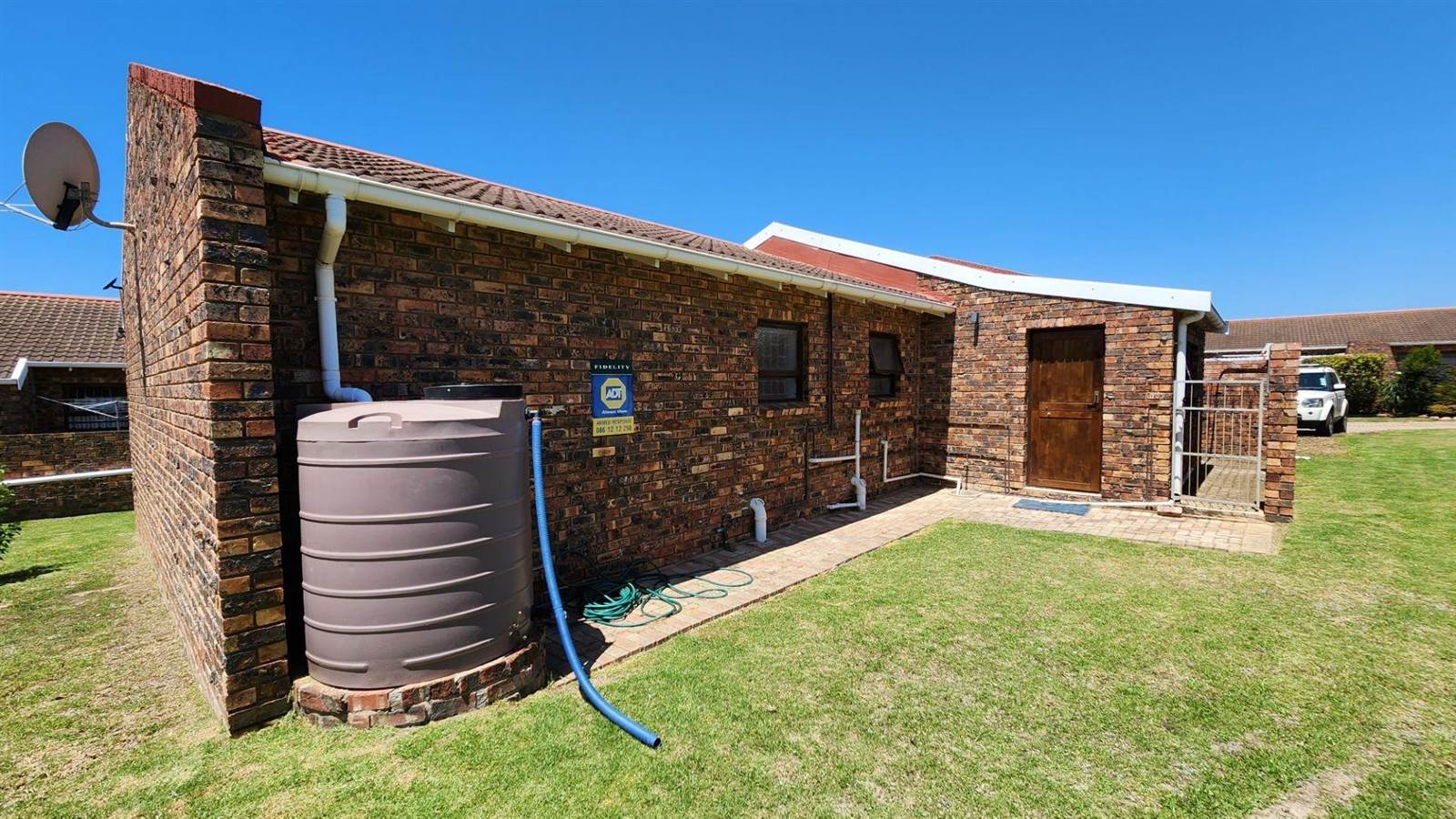 2 Bed Townhouse in Jeffreys Bay photo number 6