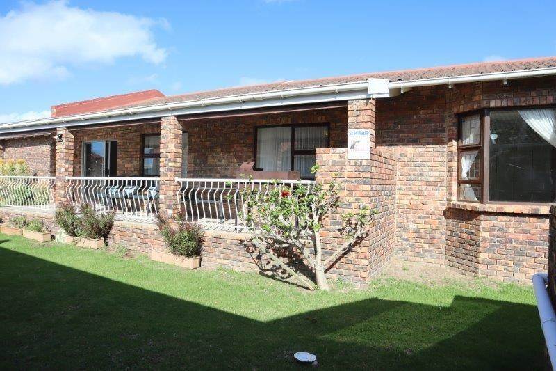 2 Bed Townhouse in Jeffreys Bay photo number 4