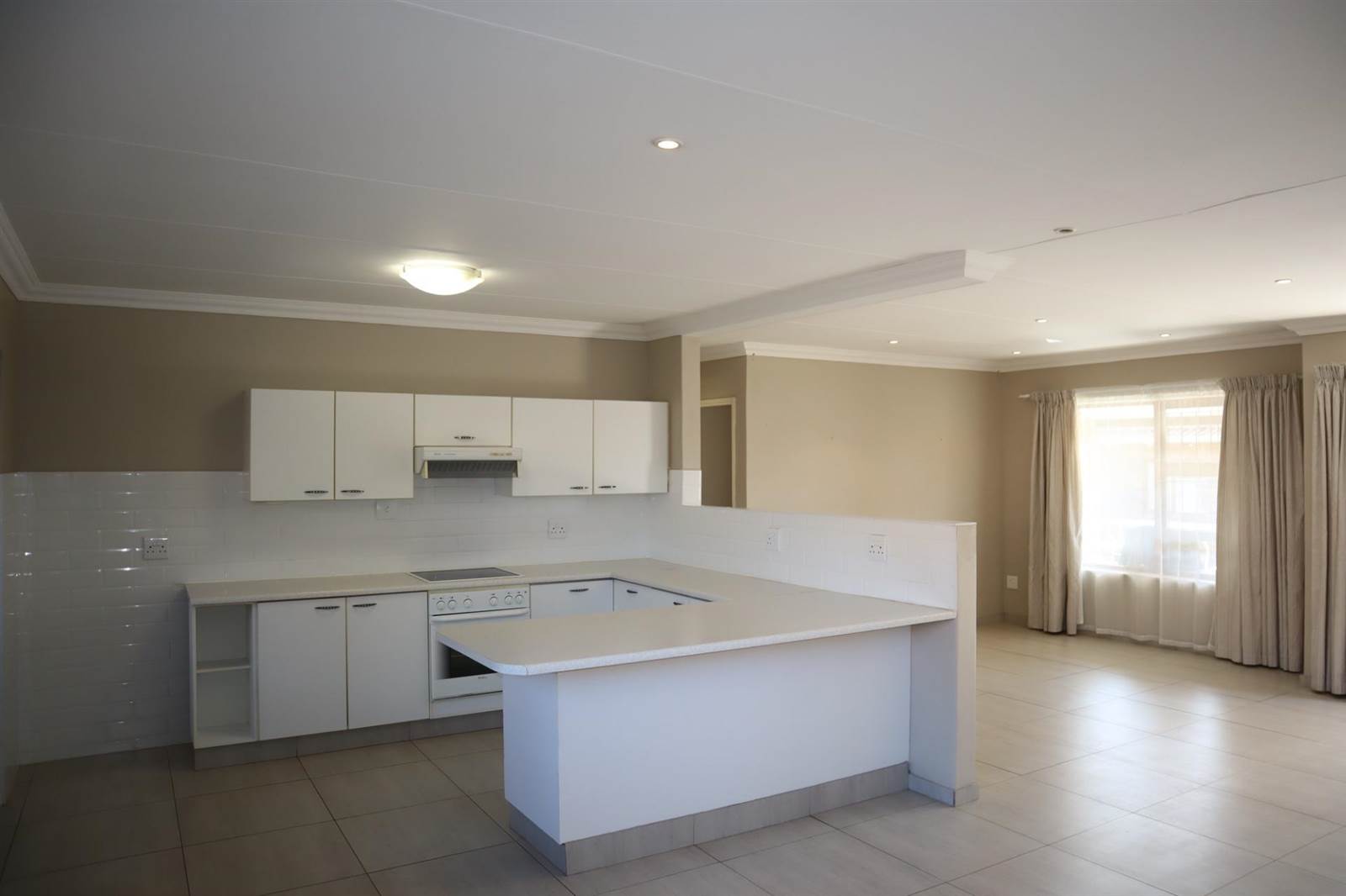 2 Bed Townhouse in Jeffreys Bay photo number 10