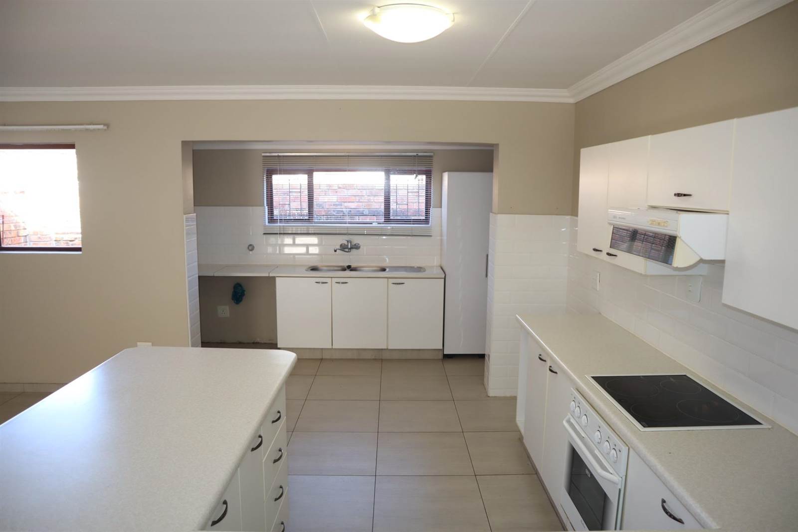 2 Bed Townhouse in Jeffreys Bay photo number 12