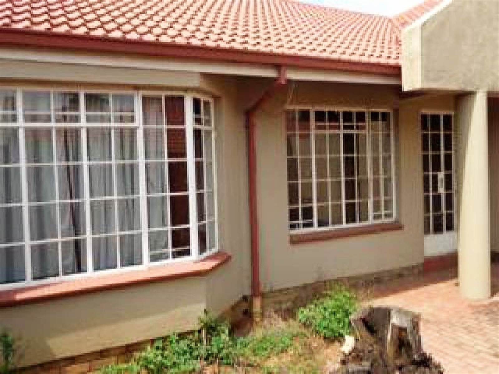 2 Bed Townhouse in Glen Marais photo number 2