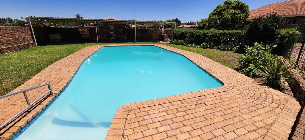 2 Bed Townhouse in Brackendowns photo number 13