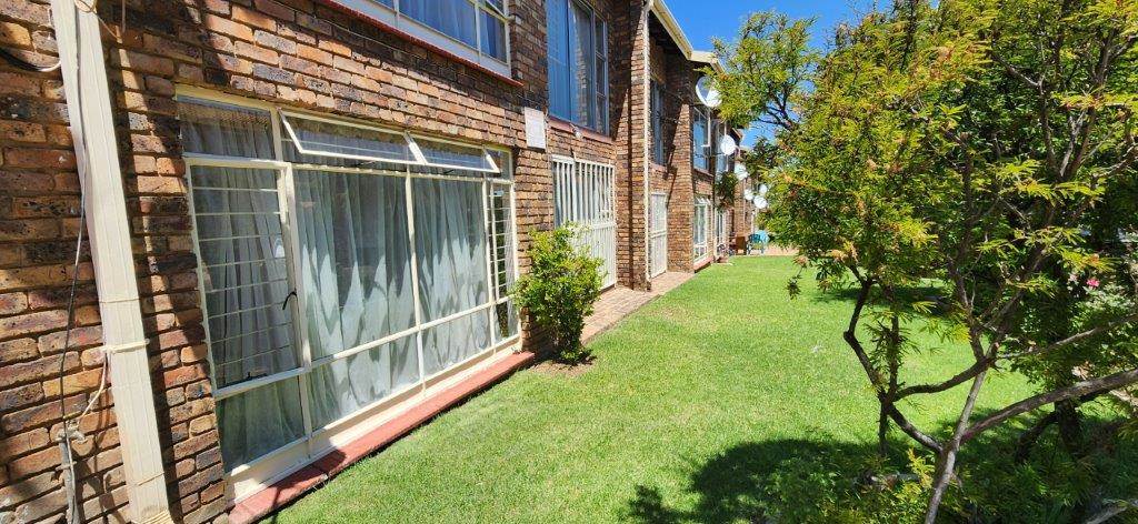 2 Bed Townhouse in Brackendowns photo number 1