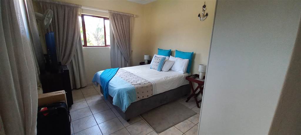 4 Bed Townhouse in Uvongo photo number 30