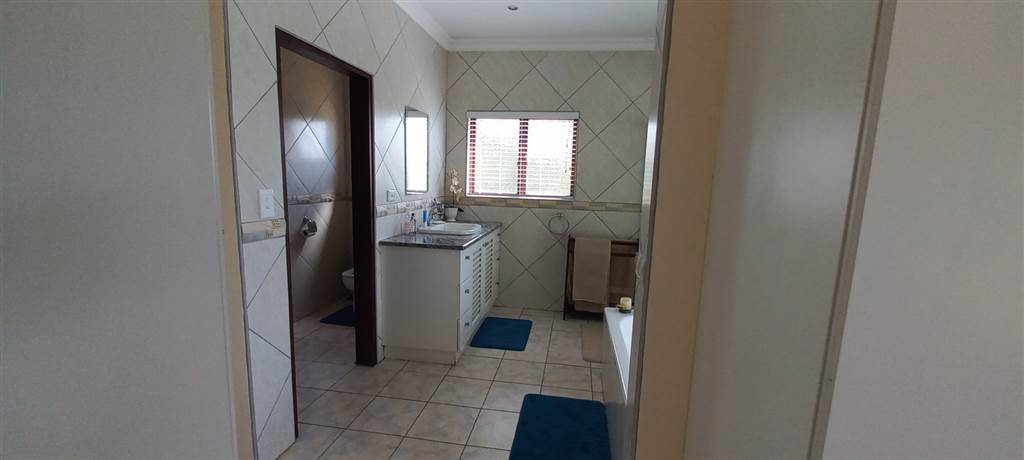 4 Bed Townhouse in Uvongo photo number 23