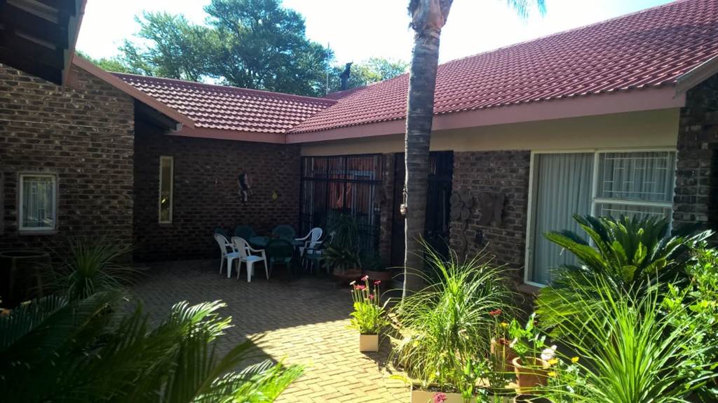 4 Bed House in Wilkoppies photo number 18