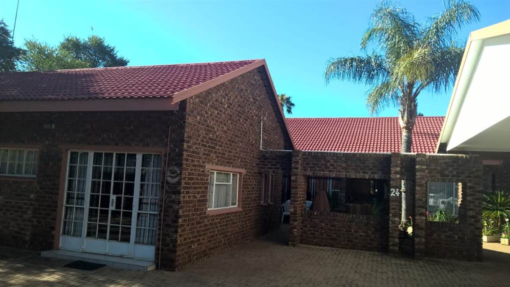 4 Bed House in Wilkoppies photo number 19