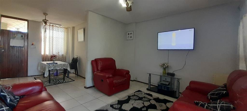 2 Bed Apartment in Pinetown Central photo number 8