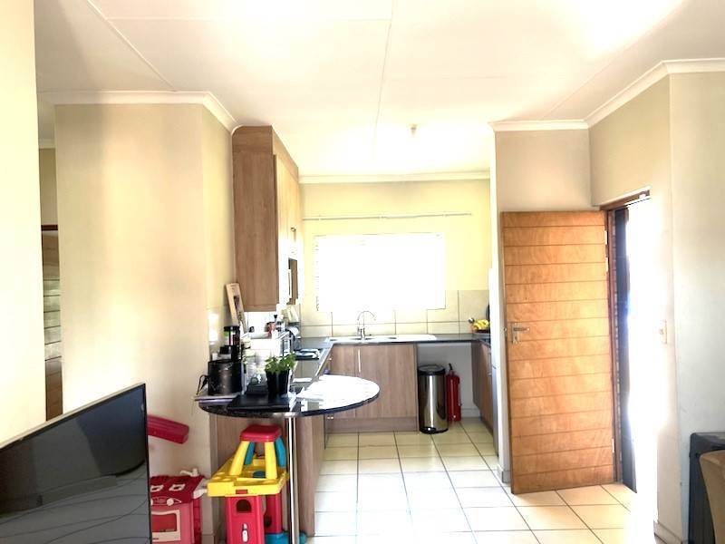 2 Bed Townhouse in Southcrest photo number 3