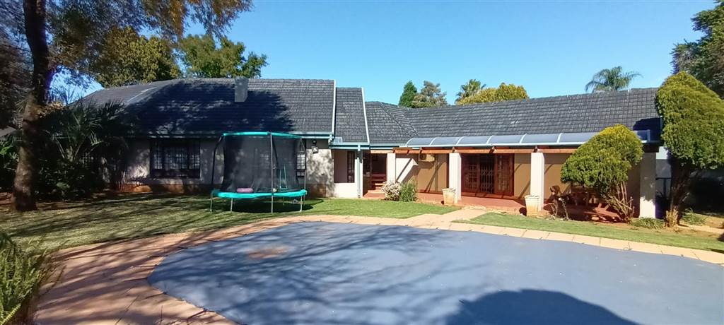 4 Bed House in Wilkoppies photo number 28