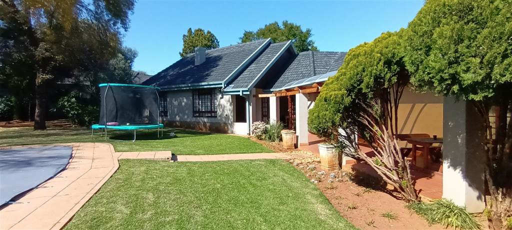 4 Bed House in Wilkoppies photo number 1