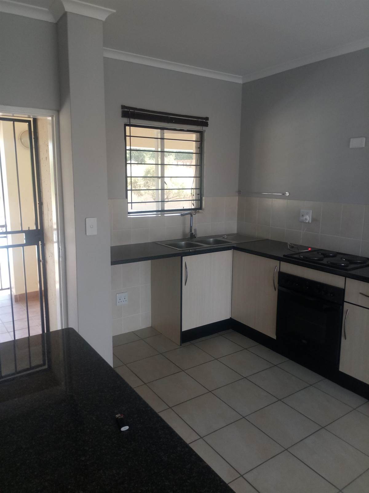 1 Bed Apartment in Roodepoort Central photo number 6