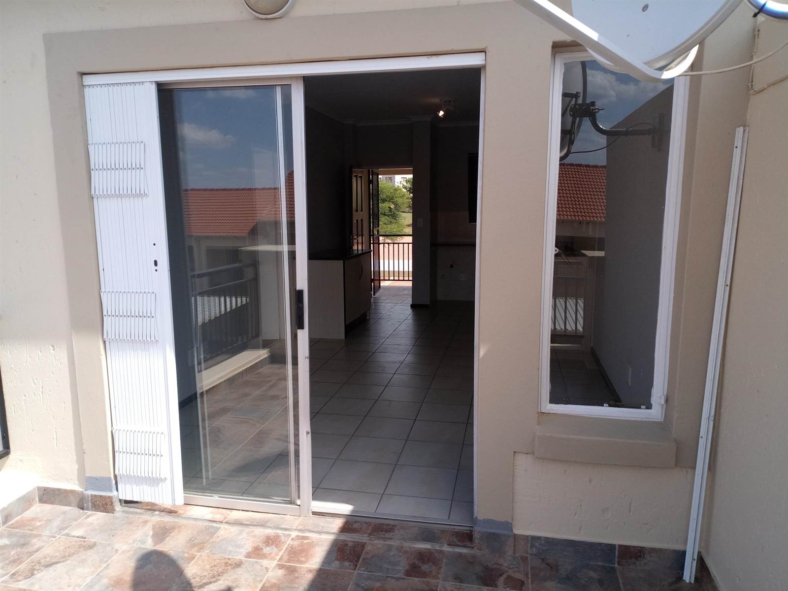 1 Bed Apartment in Roodepoort Central photo number 2