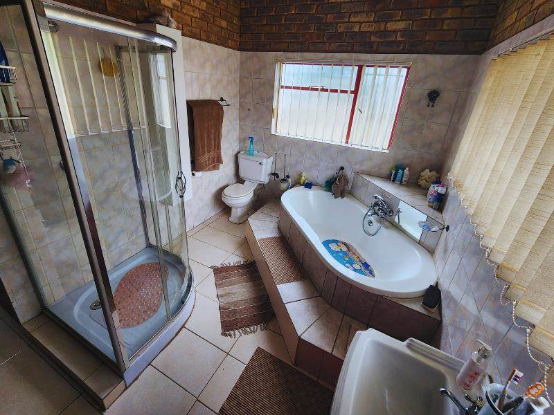 5 Bed House in Pretoria Gardens photo number 4