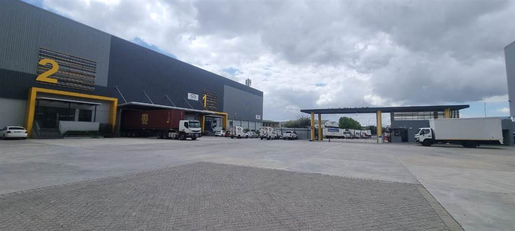 3213  m² Industrial space in Airport Industria photo number 1