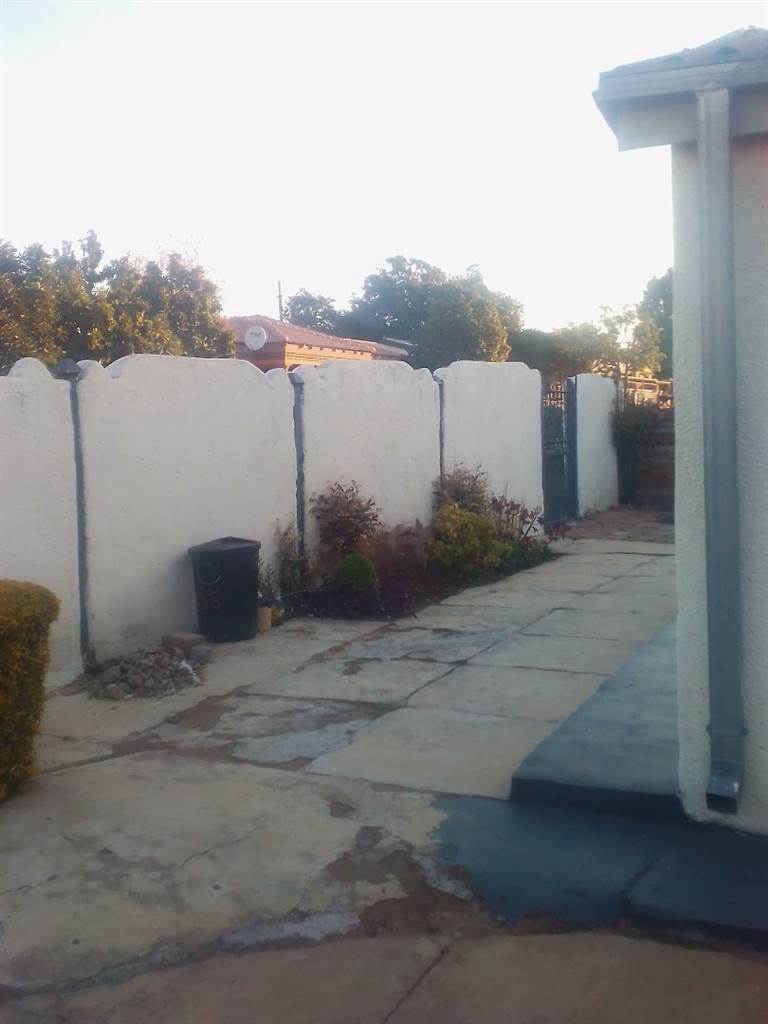 3 Bed House in Lethlabile photo number 4