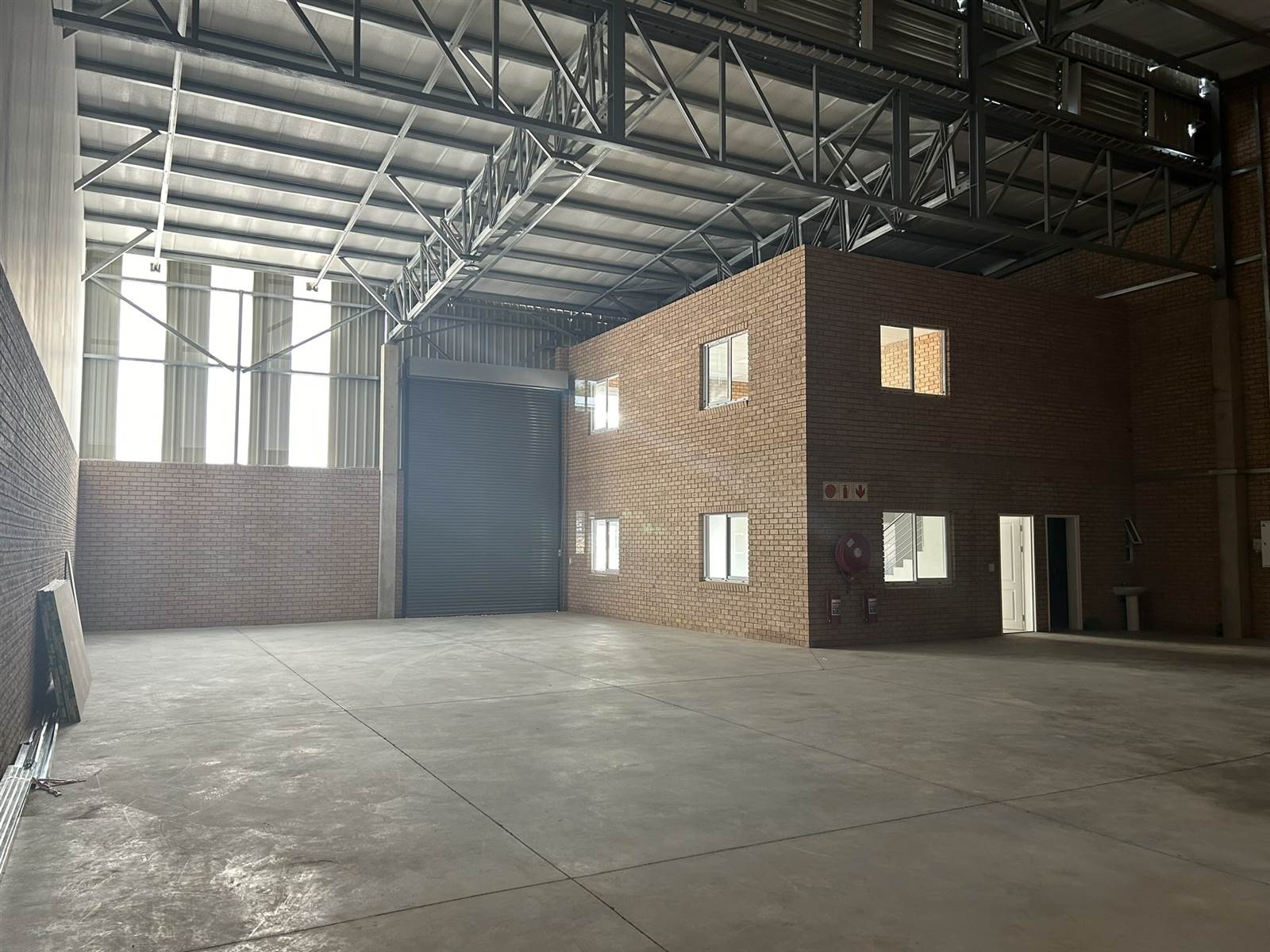 423.6  m² Industrial space in Laser Park photo number 1