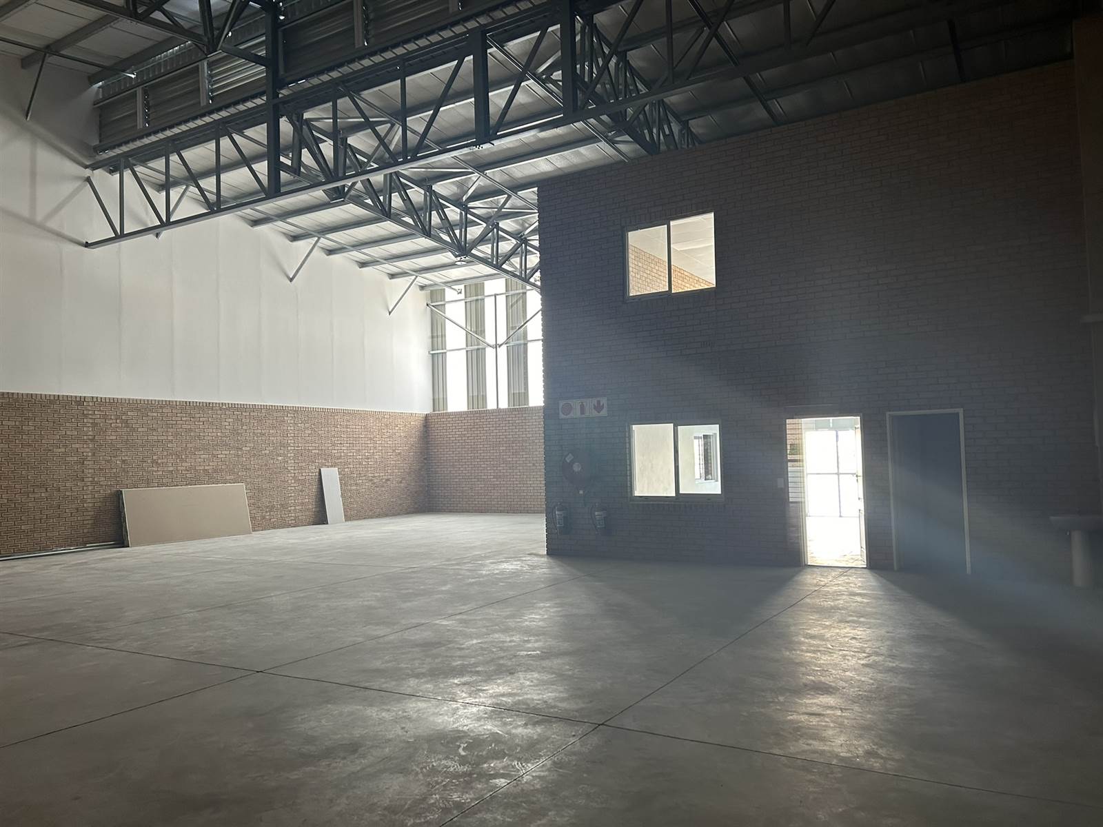 423.6  m² Industrial space in Laser Park photo number 3
