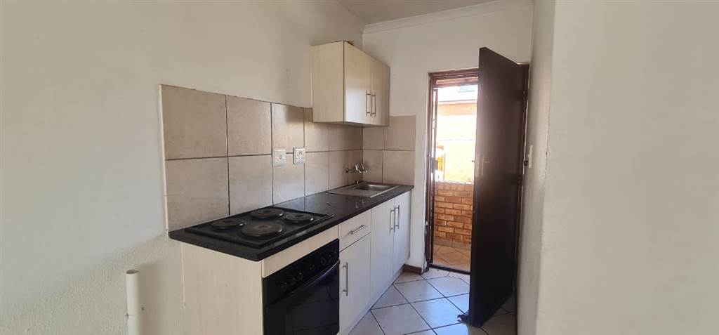 2 Bed Apartment in Olievenhoutbosch photo number 3
