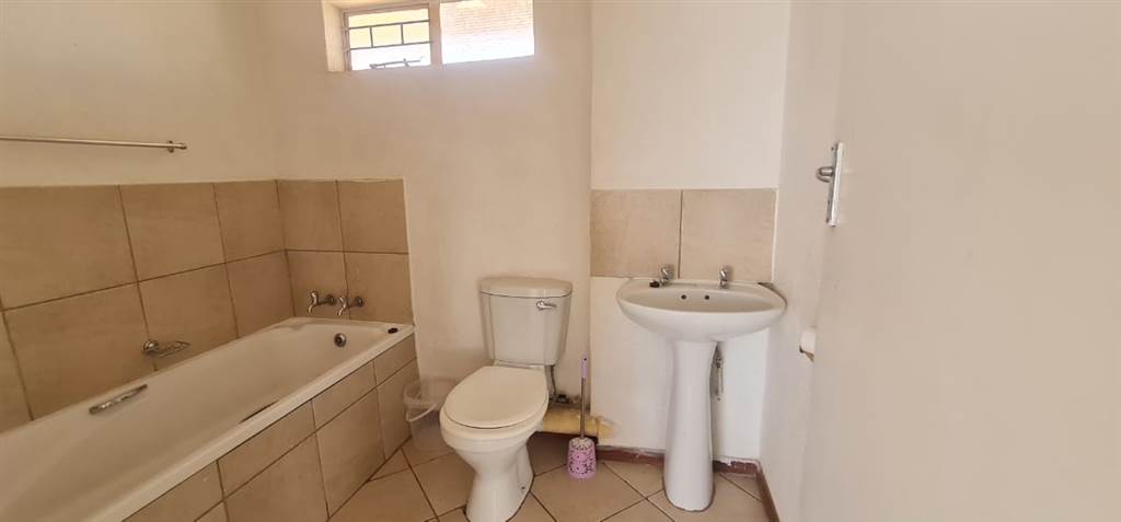 2 Bed Apartment in Olievenhoutbosch photo number 8