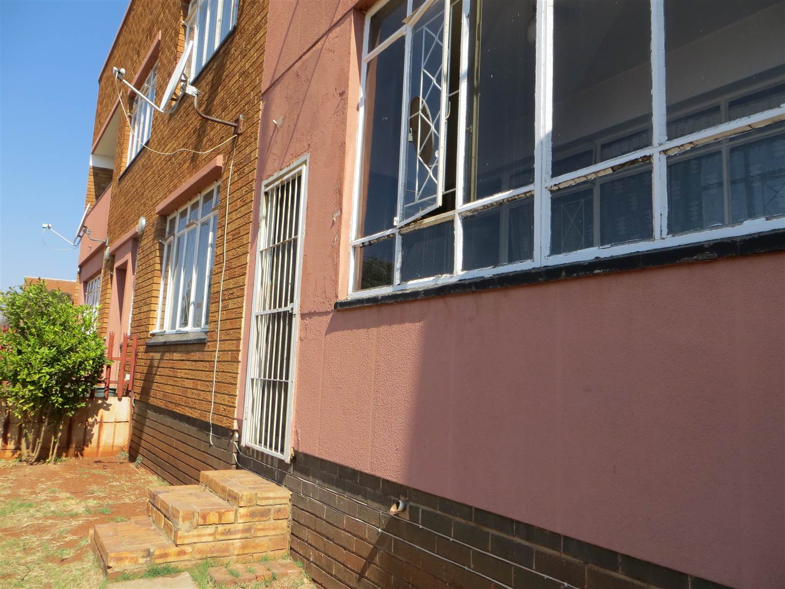 2 Bed Flat in Carletonville photo number 2
