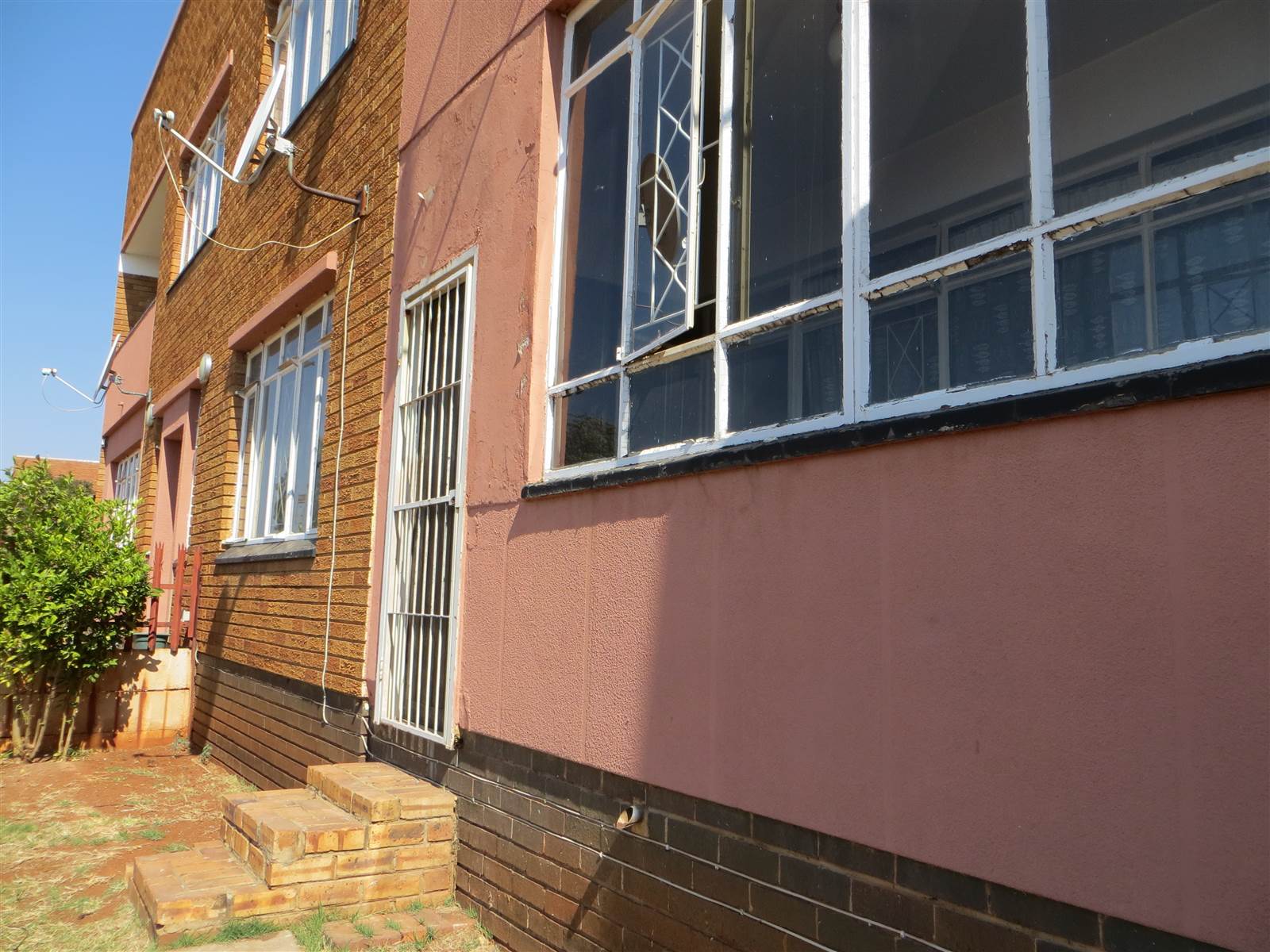 2 Bed Flat in Carletonville photo number 3