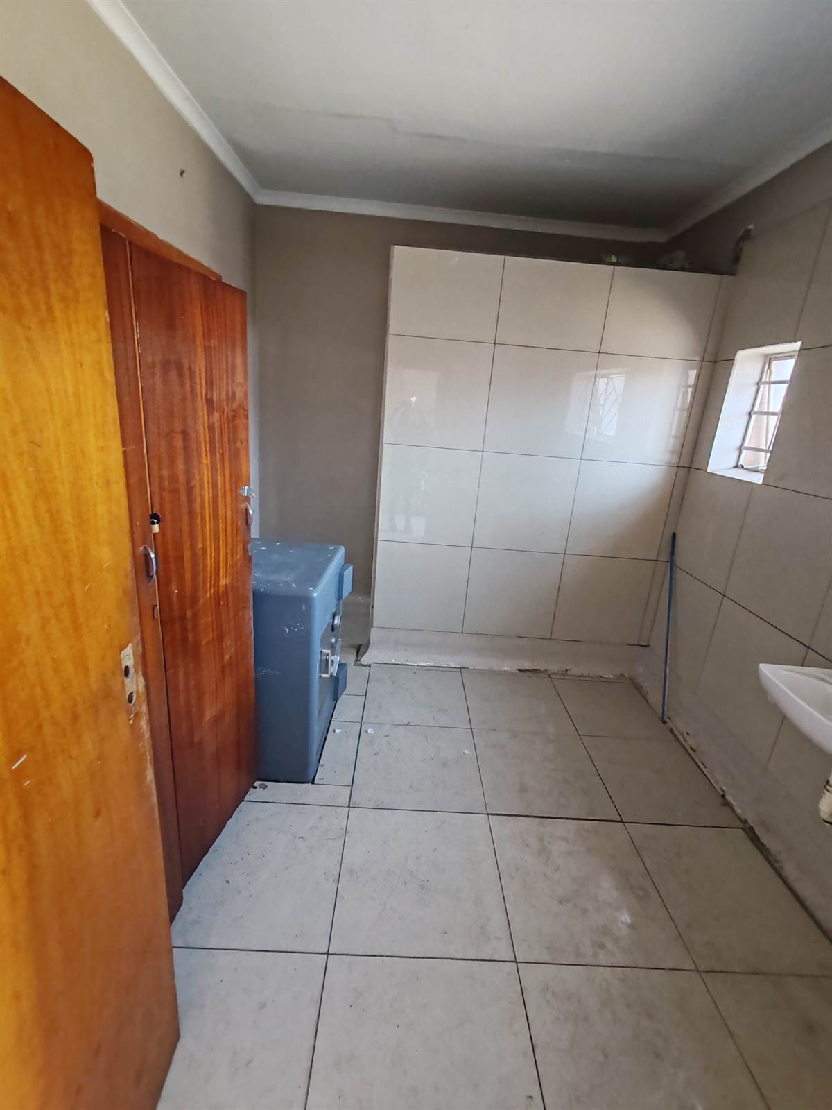 400  m² Commercial space in Uitenhage Central photo number 7