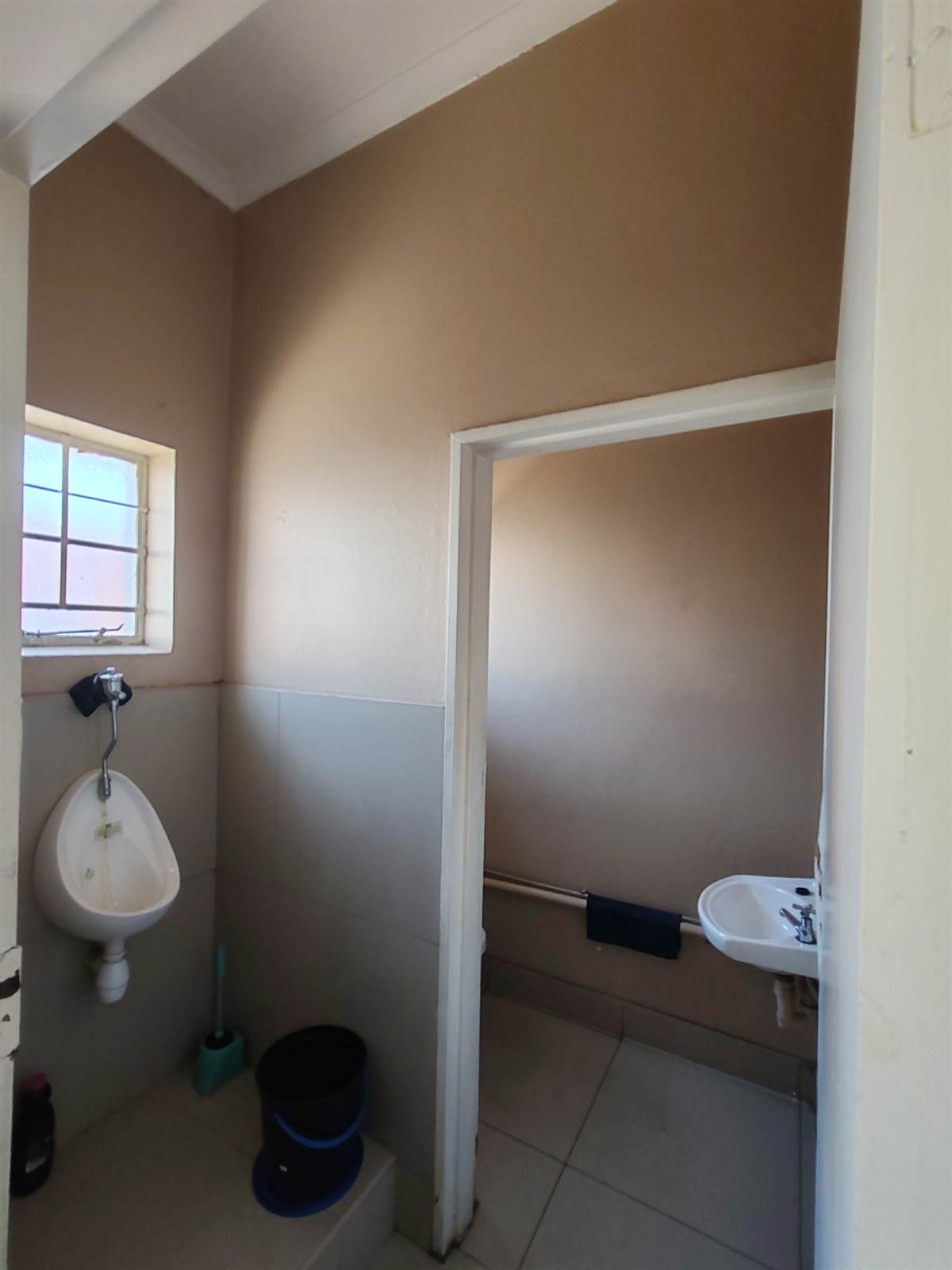 400  m² Commercial space in Uitenhage Central photo number 4