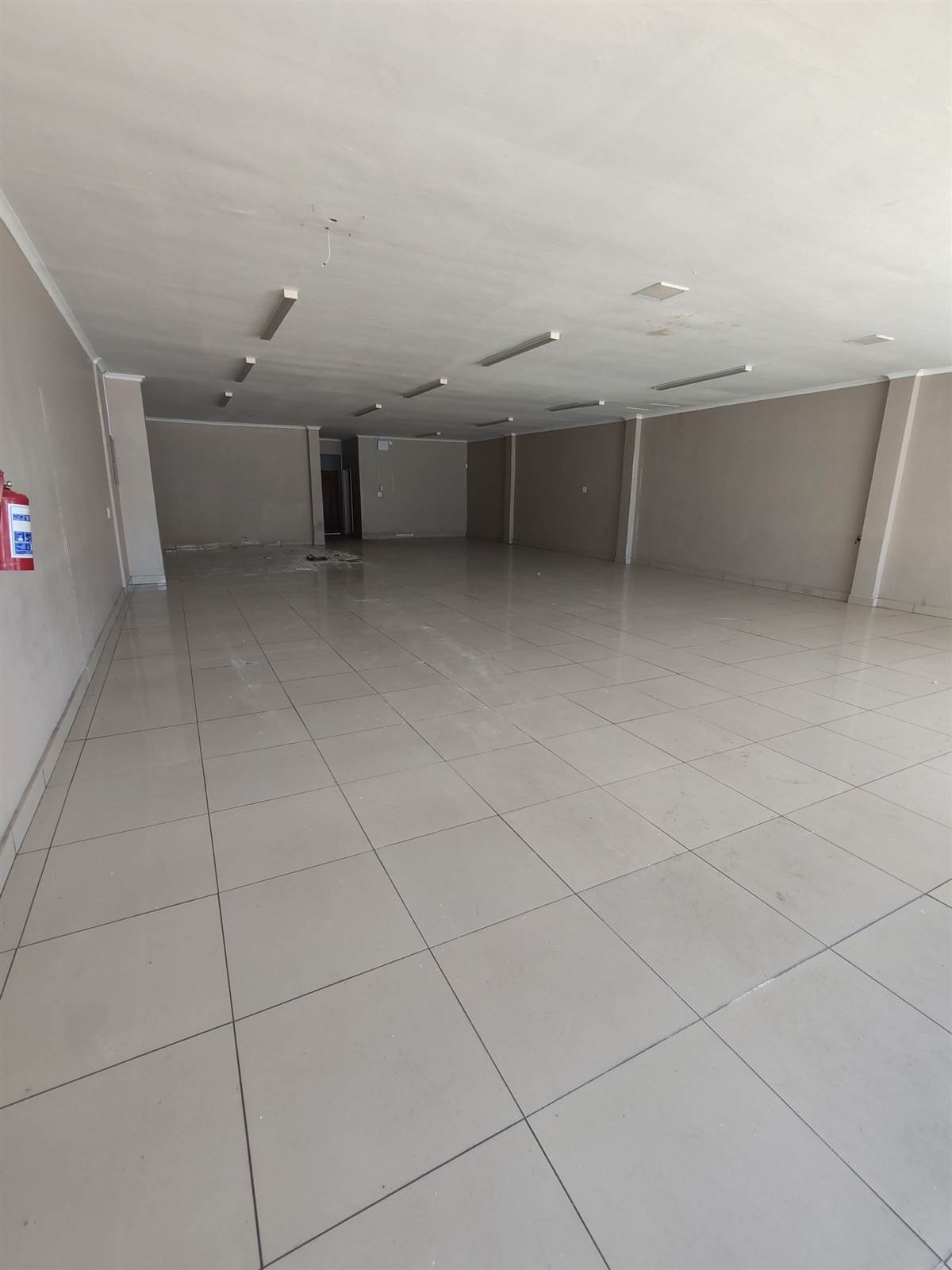 400  m² Commercial space in Uitenhage Central photo number 1