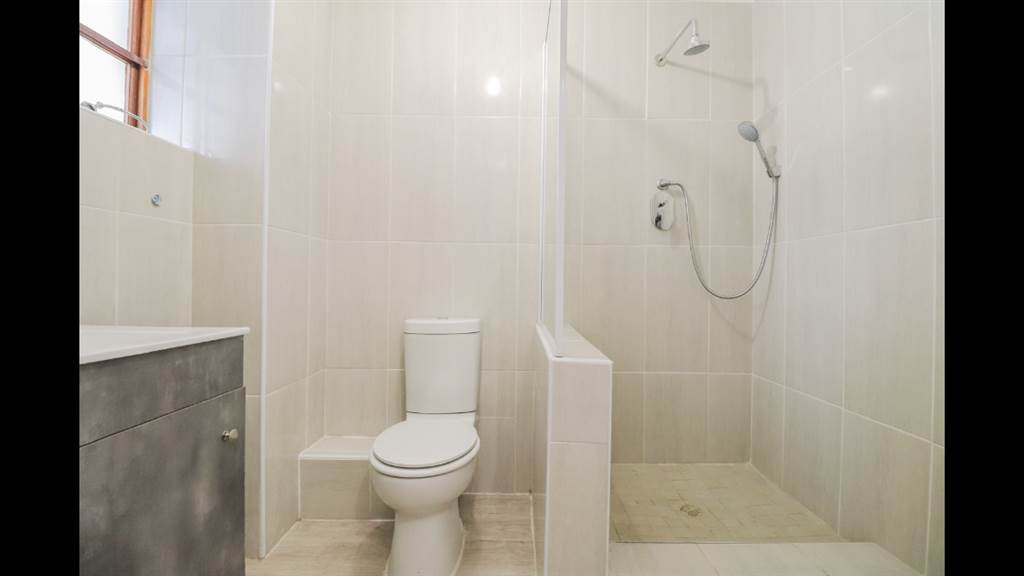 1 Bed Apartment in St Georges Park photo number 6