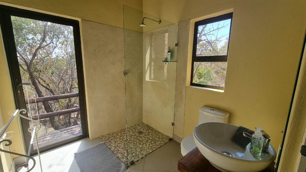4 Bed House in Mabalingwe Nature Reserve photo number 9