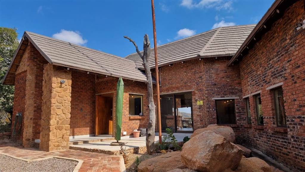 4 Bed House in Mabalingwe Nature Reserve photo number 17