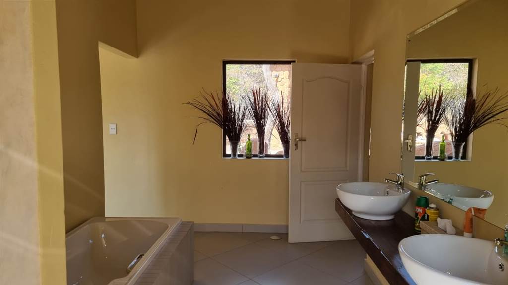 4 Bed House in Mabalingwe Nature Reserve photo number 22