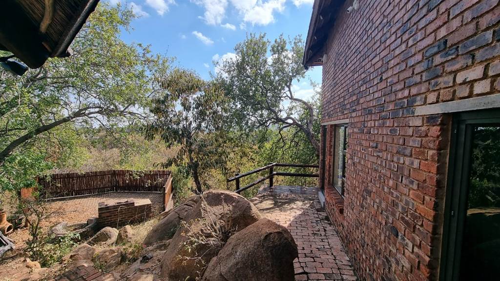 4 Bed House in Mabalingwe Nature Reserve photo number 15