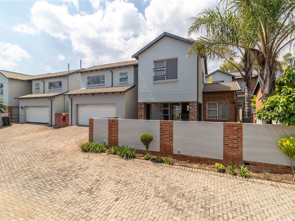 3 Bedroom Townhouse 3 Bedroom Townhouse