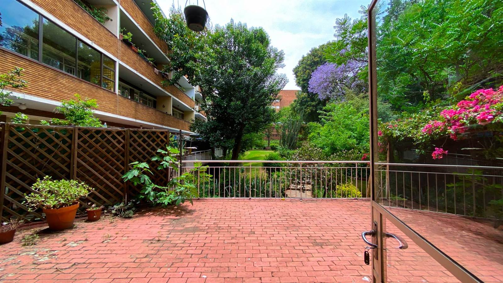 1 Bed Apartment in Parktown photo number 9
