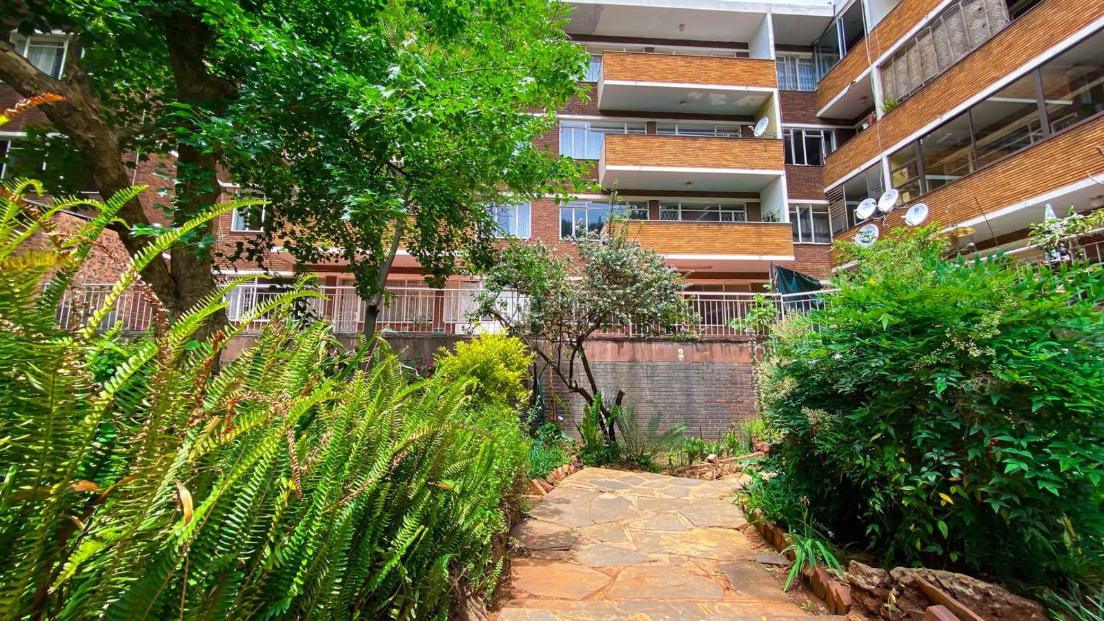 1 Bed Apartment in Parktown photo number 22